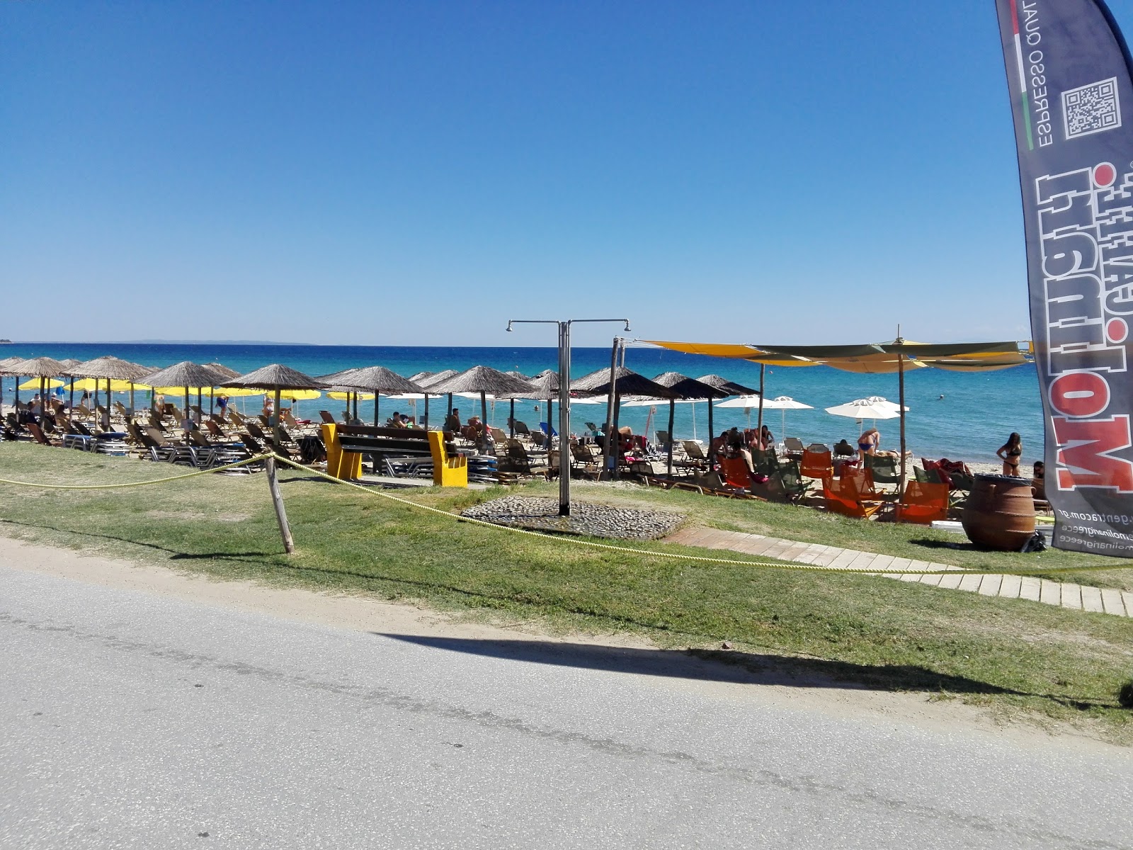 Foto de Geoponika beach - lugar popular entre os apreciadores de relaxamento