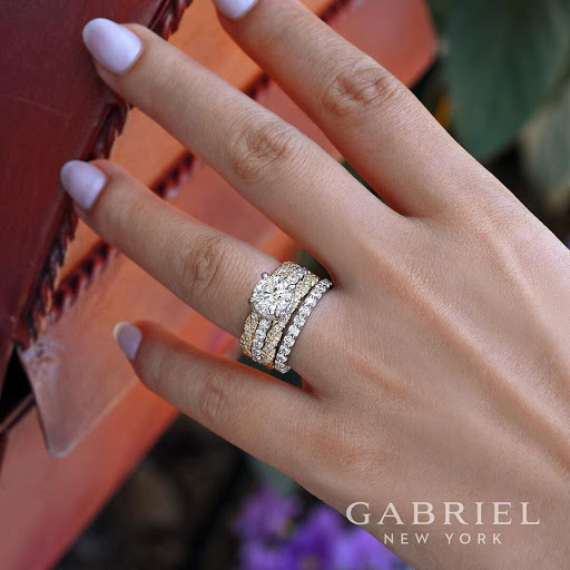 Jewelry Store «Lasker Jewelers Eau Claire, WI», reviews and photos, 3705 S Oakwood Mall Dr, Eau Claire, WI 54701, USA