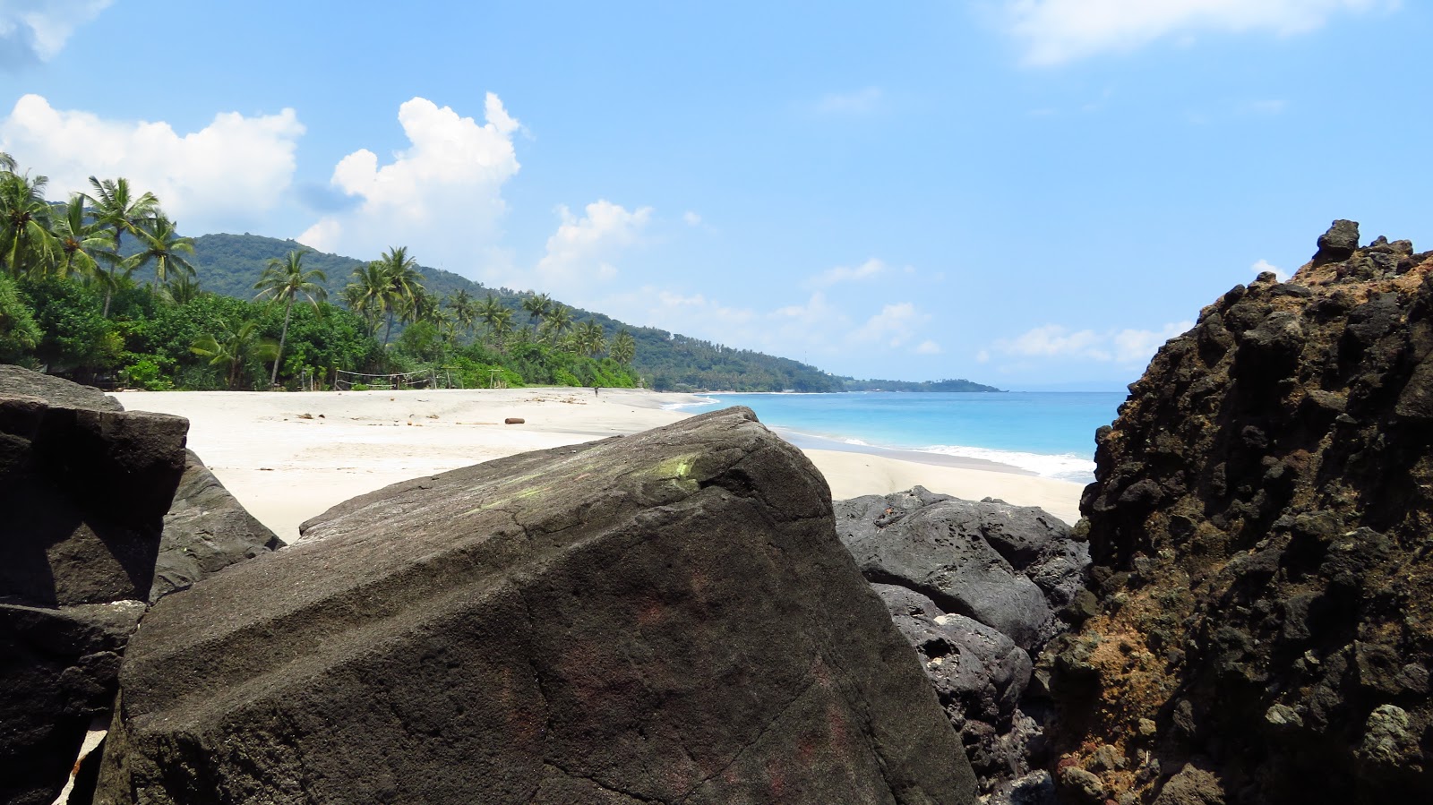 Photo de Ludmila Beach entouré de montagnes