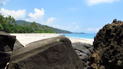 Ludmila Beach'in fotoğrafı dağlarla çevrili