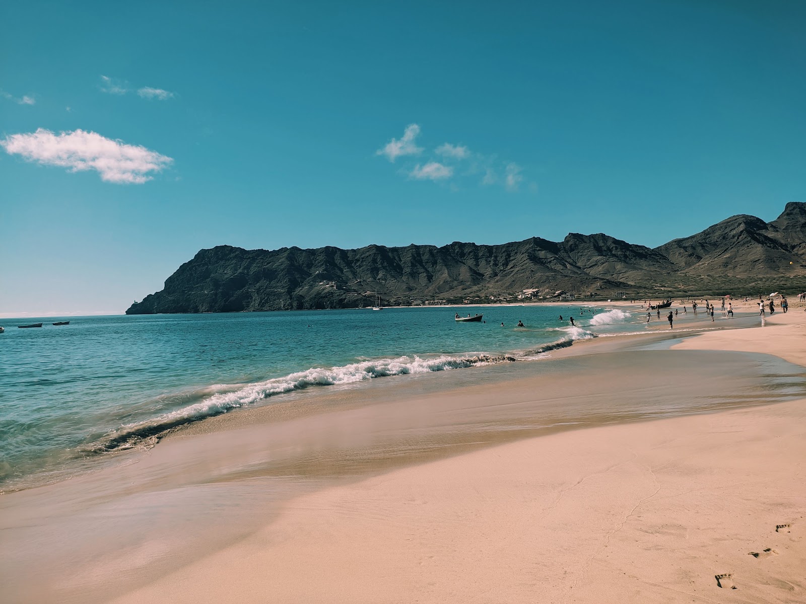 Foto di Praia de Sao Pedro con costa lunga e dritta