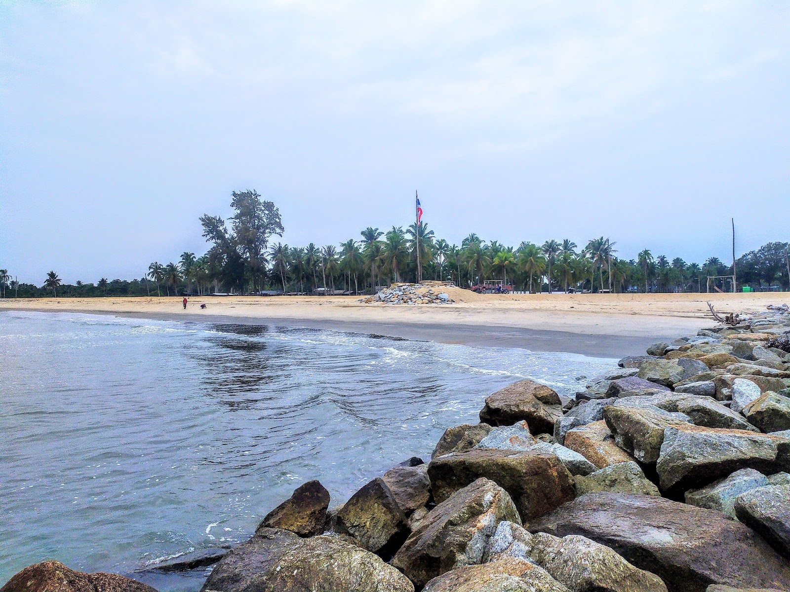 Φωτογραφία του Pulau Panjang Beach - δημοφιλές μέρος μεταξύ λάτρεις της χαλάρωσης