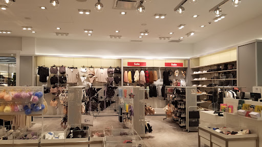 Clothing Store «H&M», reviews and photos, 214 Crocker Park Blvd, Cleveland, OH 44145, USA