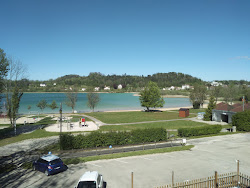 Plage Clairvaux les Lacs'in fotoğrafı geniş bir kıyı şeridi ile birlikte