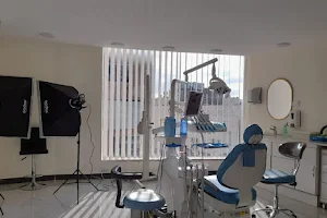 Dr Yousef Zamel Dental Clinic الدكتور يوسف زامل / طب وتجميل الاسنان image
