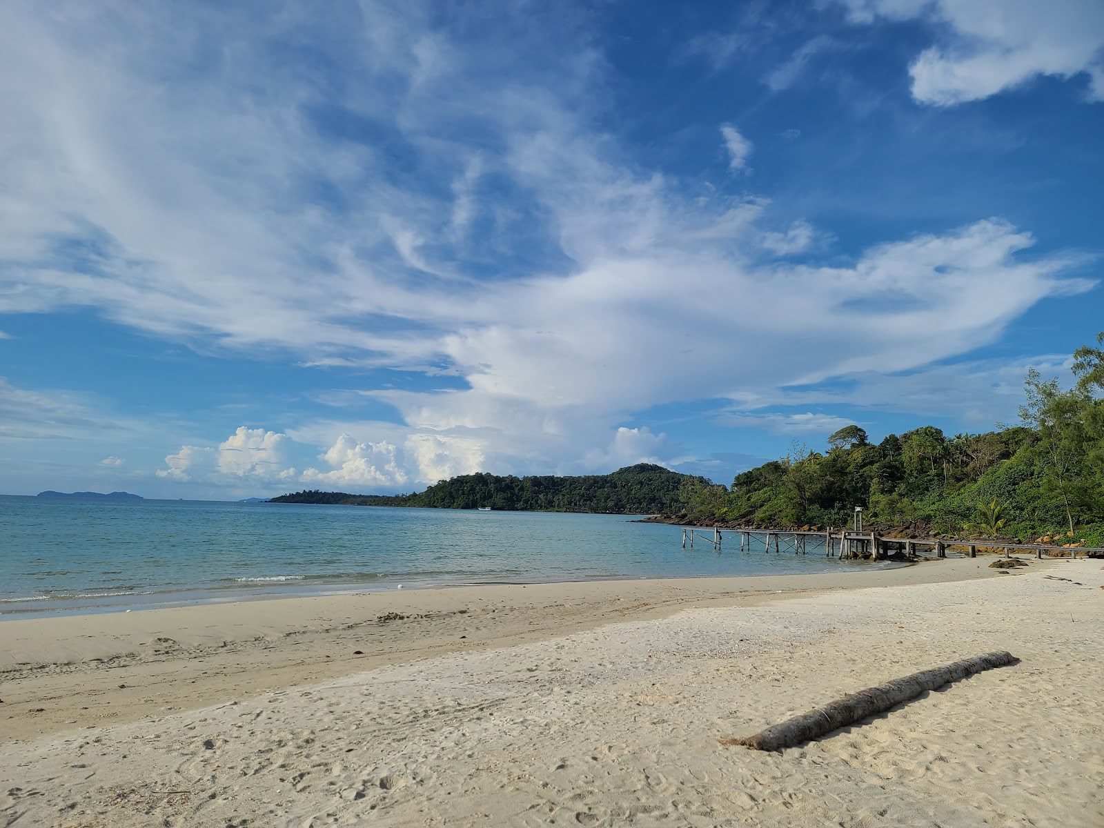 Foto de Koh Kood Beach com areia fina branca superfície