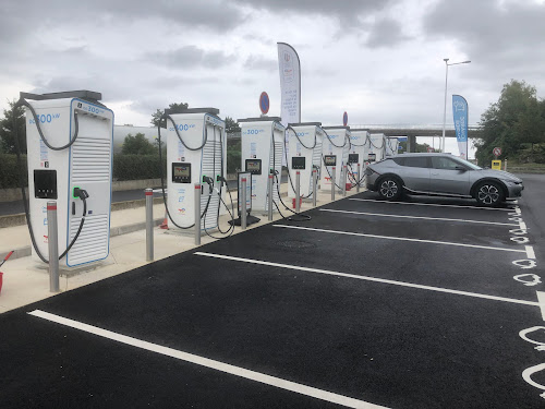 Borne de recharge de véhicules électriques TotalEnergies Charging Station Les Petites-Loges
