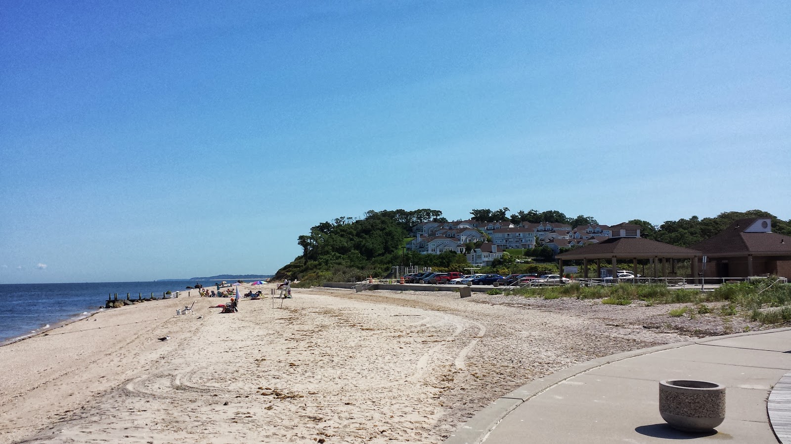Iron Pier Beach的照片 带有轻质沙和卵石表面