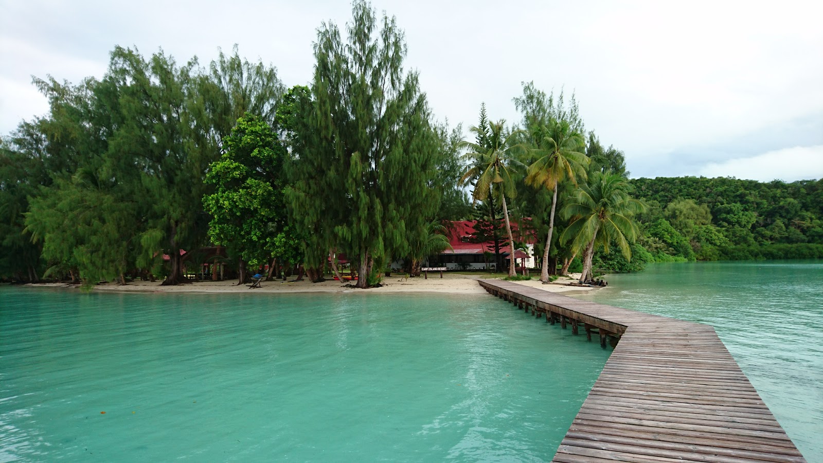 Carp Island Resort的照片 带有碧绿色纯水表面