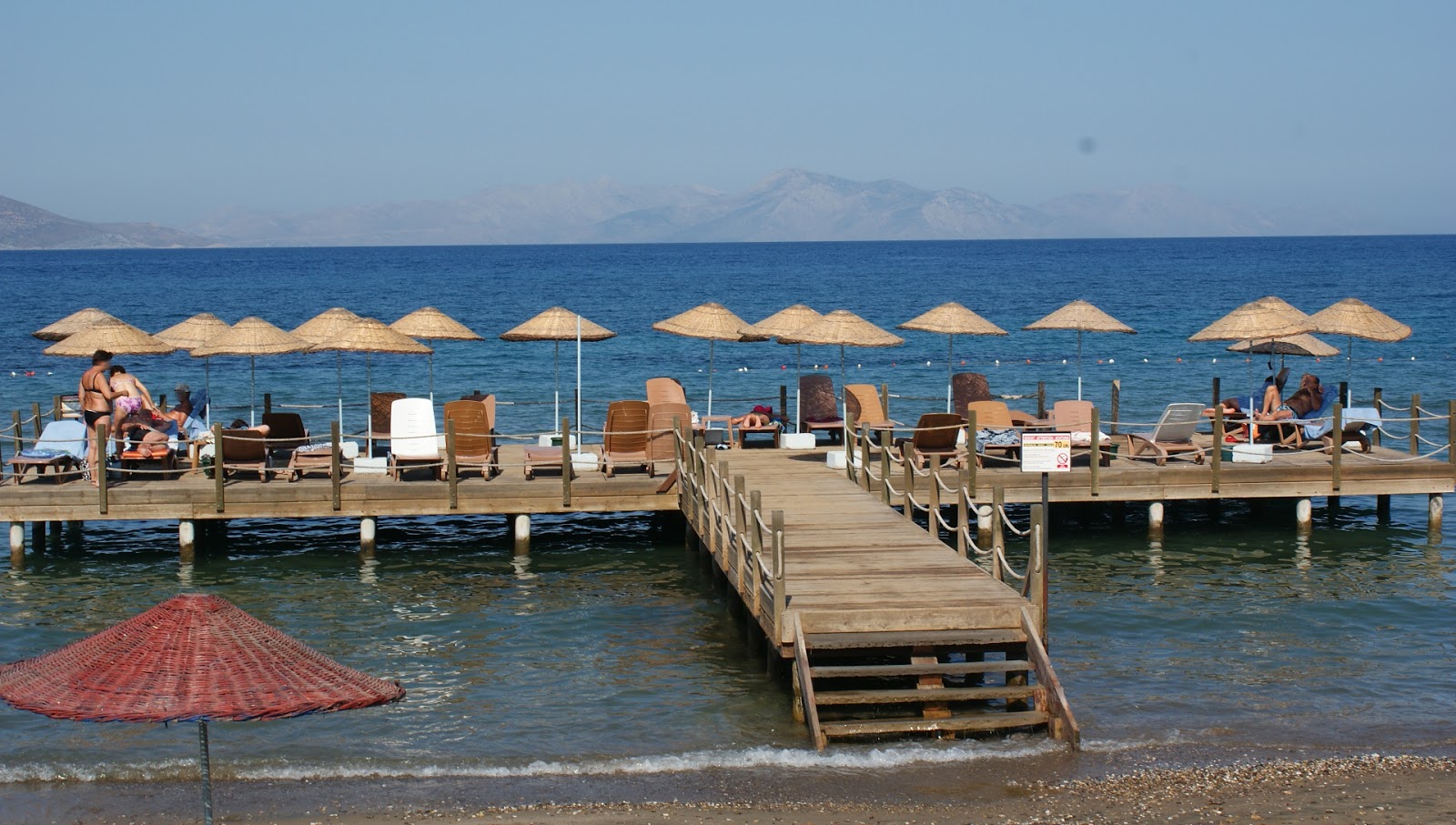 Fotografie cu Karadag beach cu o suprafață de apă pură albastră