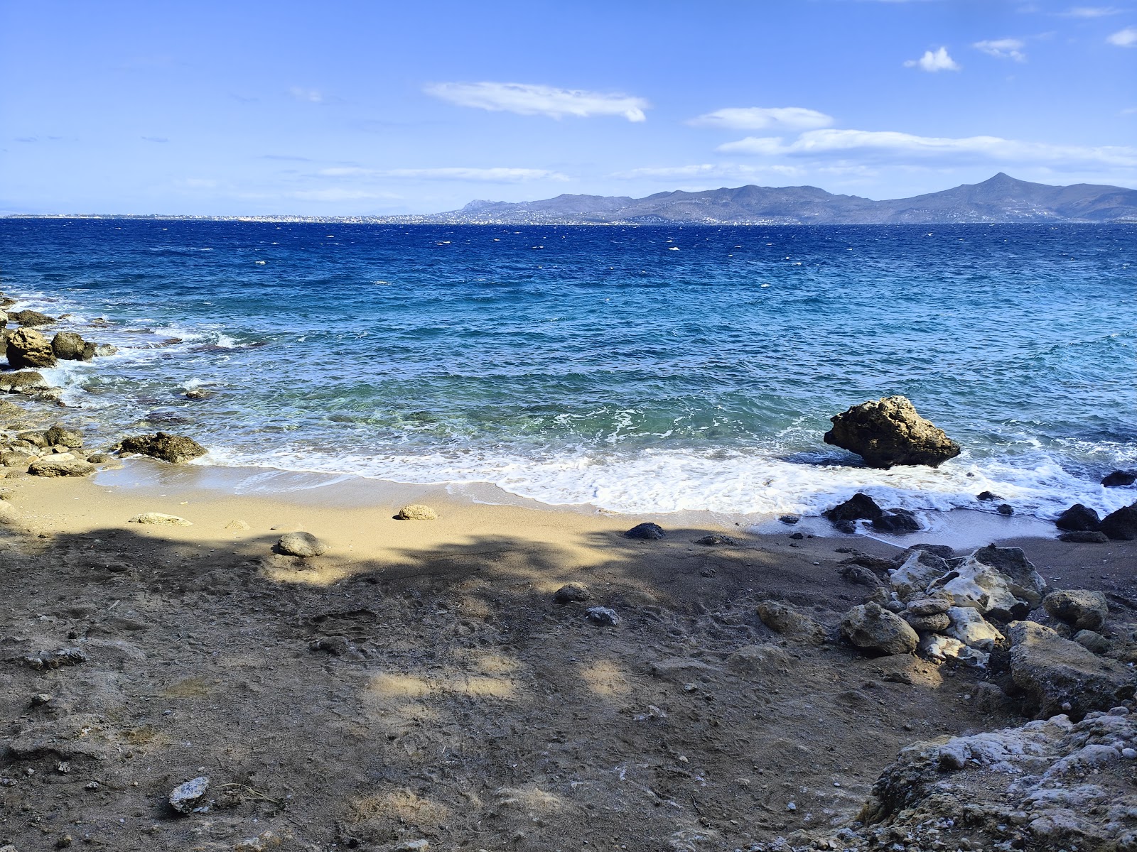 Skliri Beach'in fotoğrafı uçurumlarla desteklenmiş