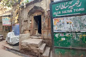 Razia Sultan Tomb image