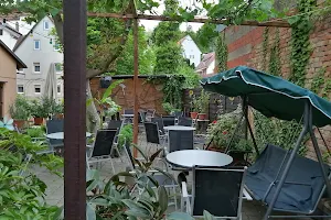 Gasthaus Zur Alten Scheuer mit großem Biergarten image