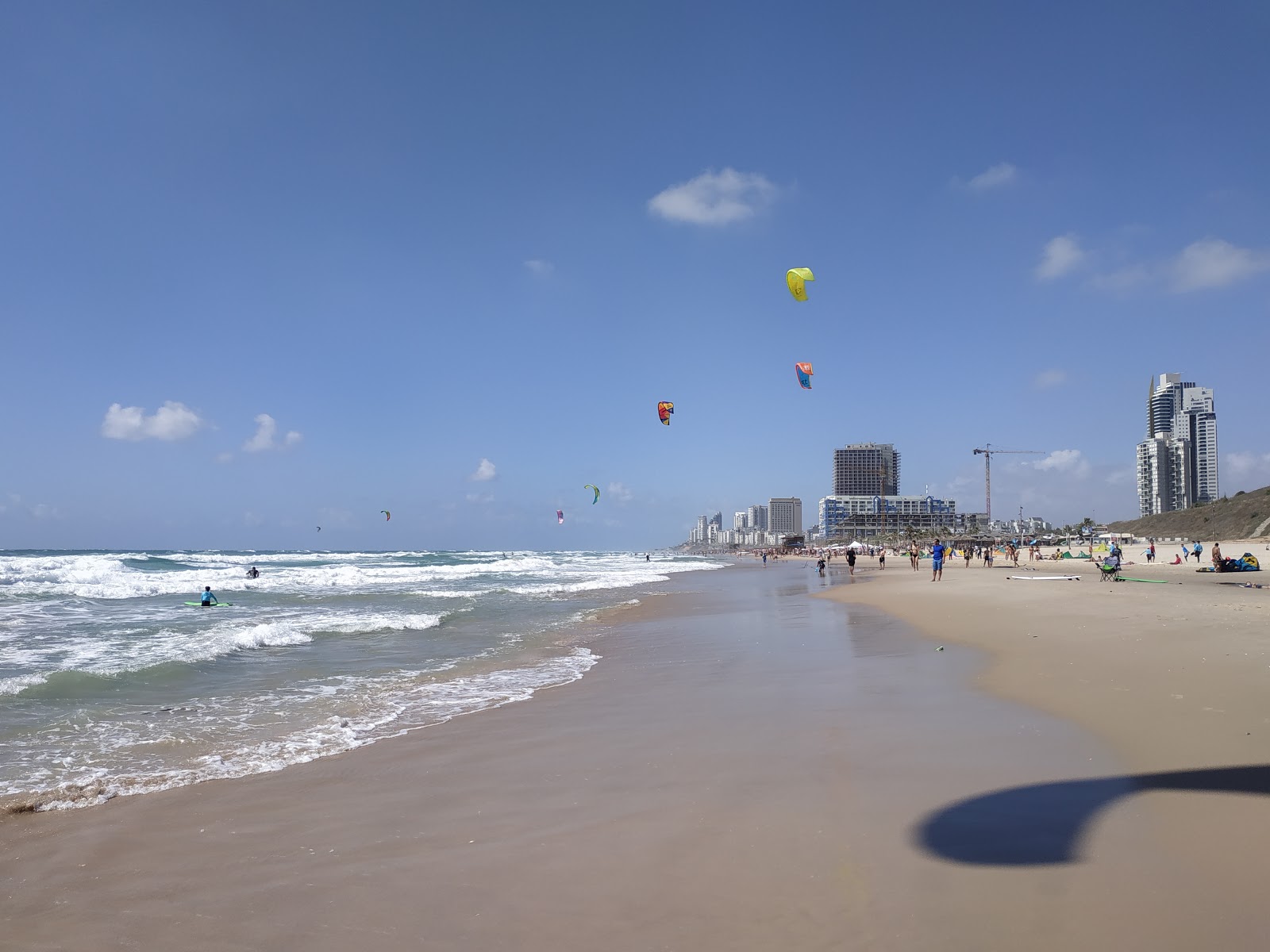 Foto von Shirat Hayam beach mit heller feiner sand Oberfläche