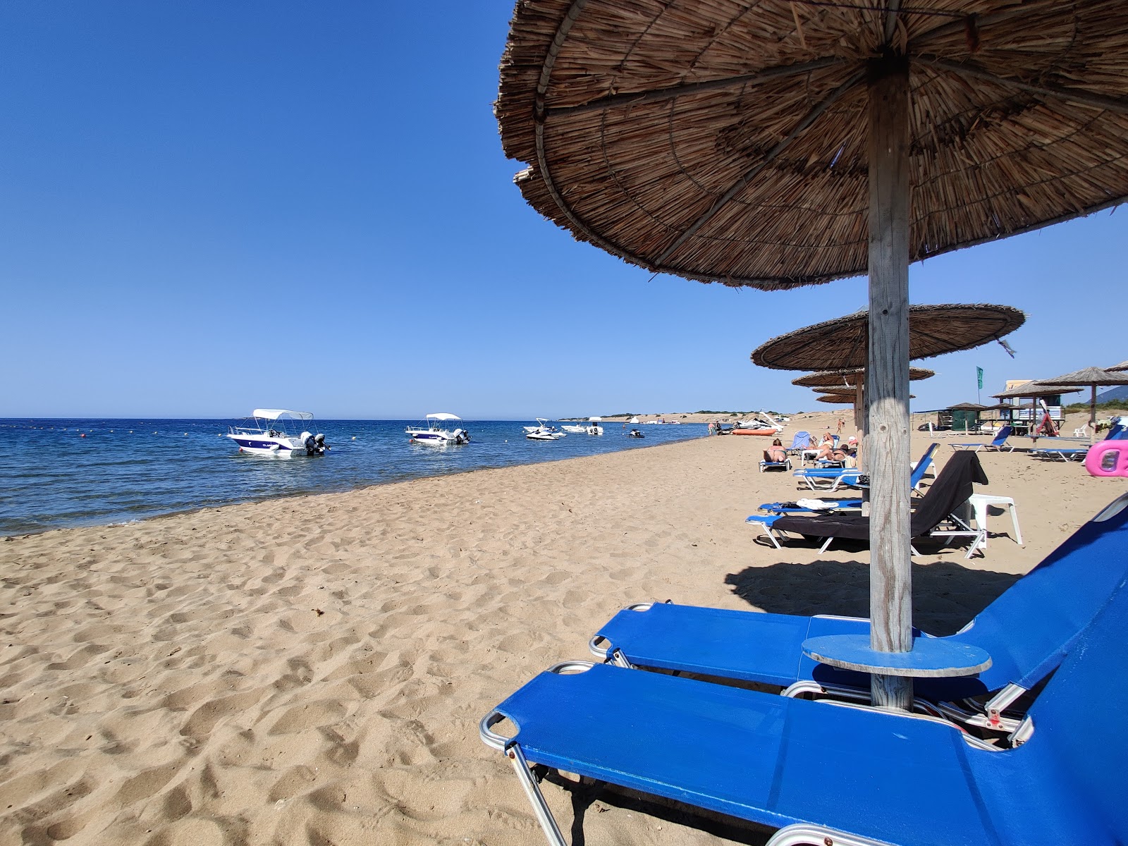 Foto von Issos Strand mit sehr sauber Sauberkeitsgrad
