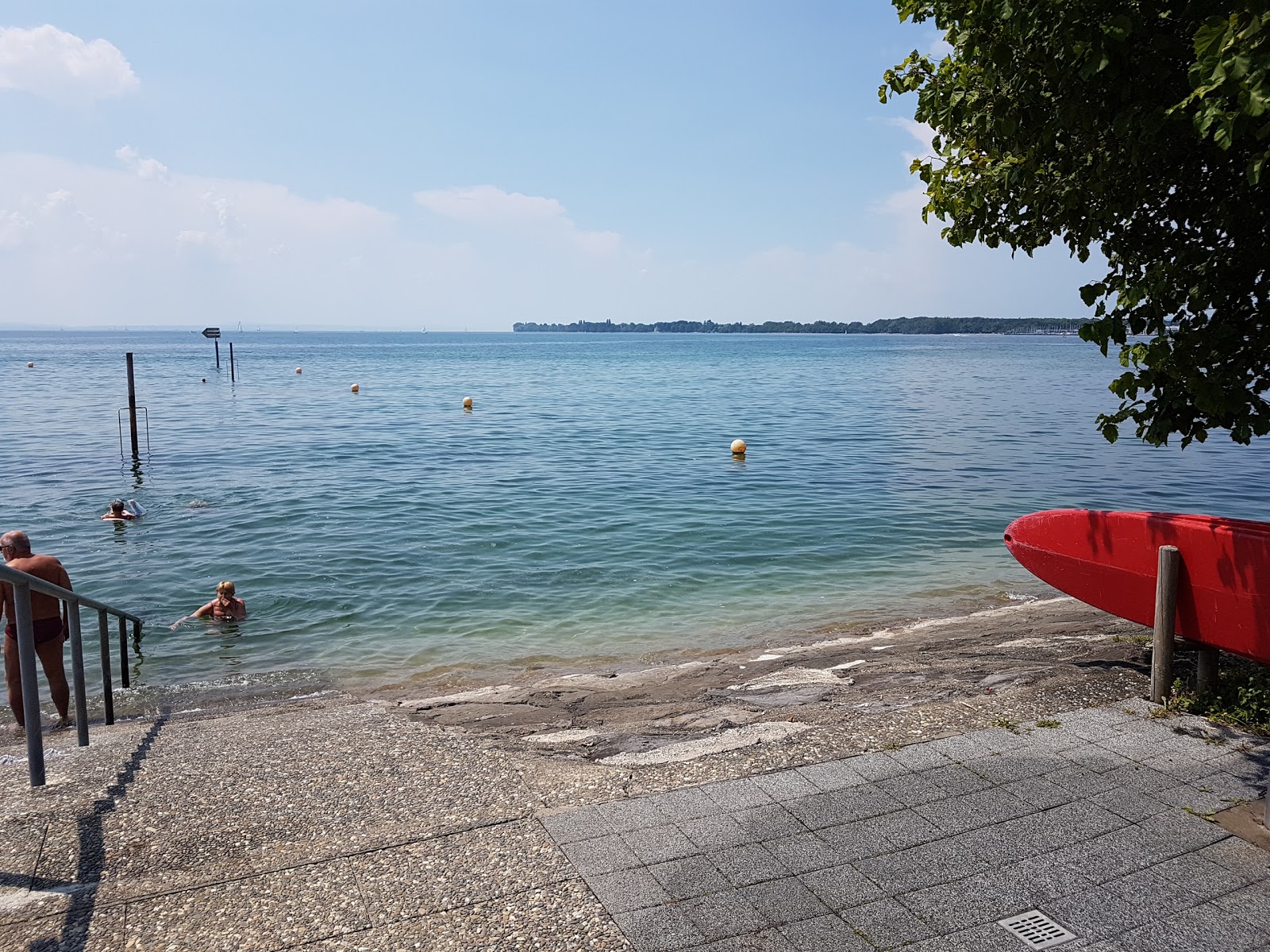 Foto di Strandbad Nonnenhorn con una superficie del erba
