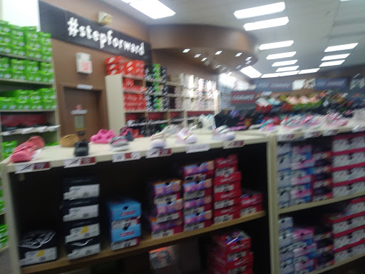 Shoe Store «Famous Footwear», reviews and photos, 1017 Montauk Hwy, Shirley, NY 11967, USA