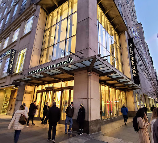 Department Store «Nordstrom Rack Chicago Avenue», reviews and photos, 101 E Chicago Ave, Chicago, IL 60611, USA