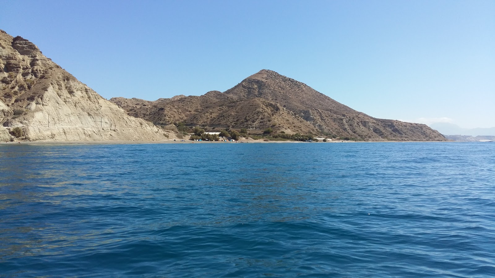 Vatos beach'in fotoğrafı dağlarla çevrili