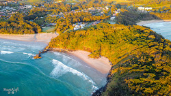 Photo de Little Diggers Beach entouré de montagnes