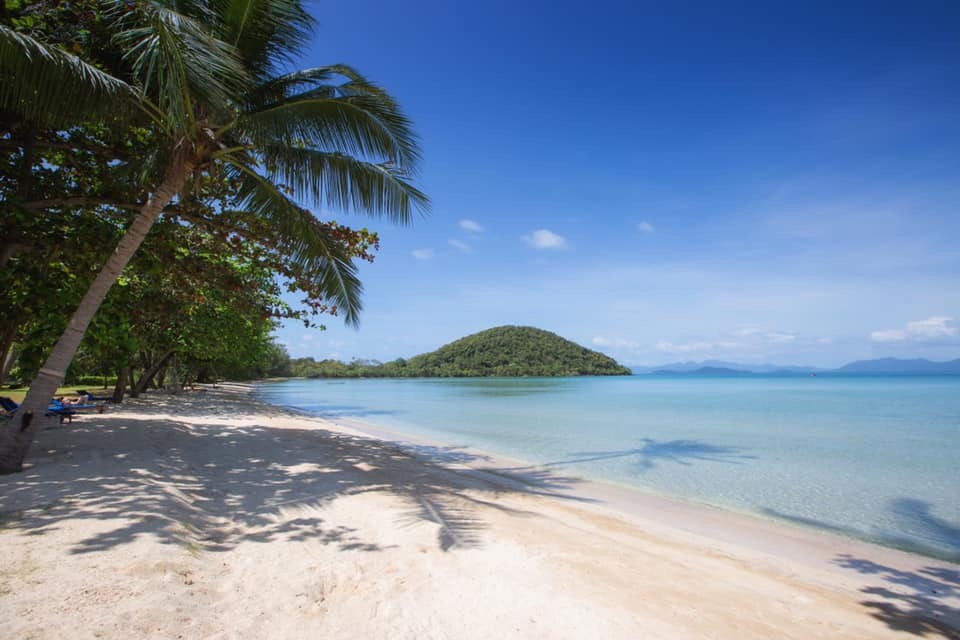 Foto di Spiaggia di Mira Montra con una superficie del sabbia beige fine