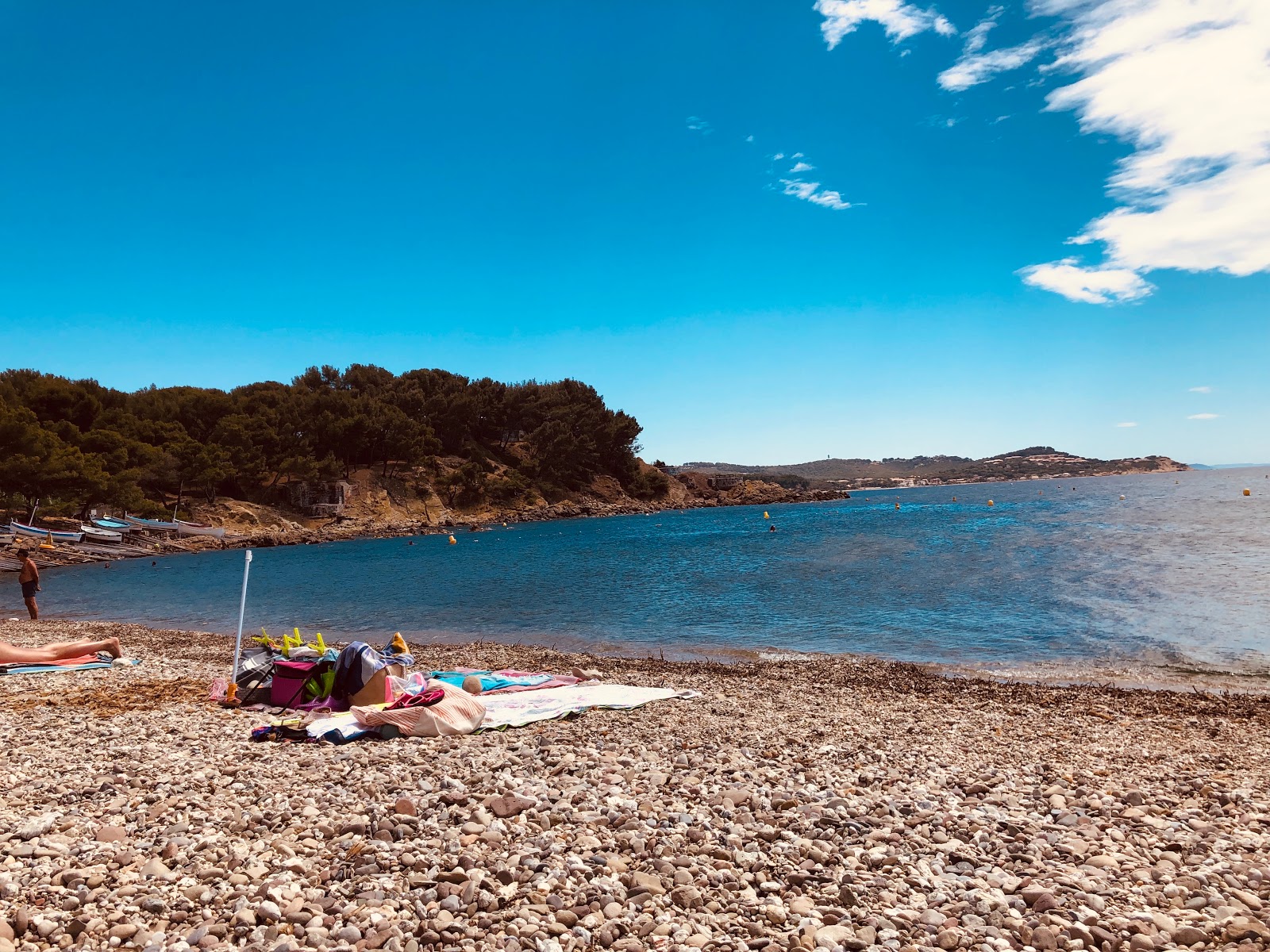 Foto av Plage de la Verne omgiven av klippor