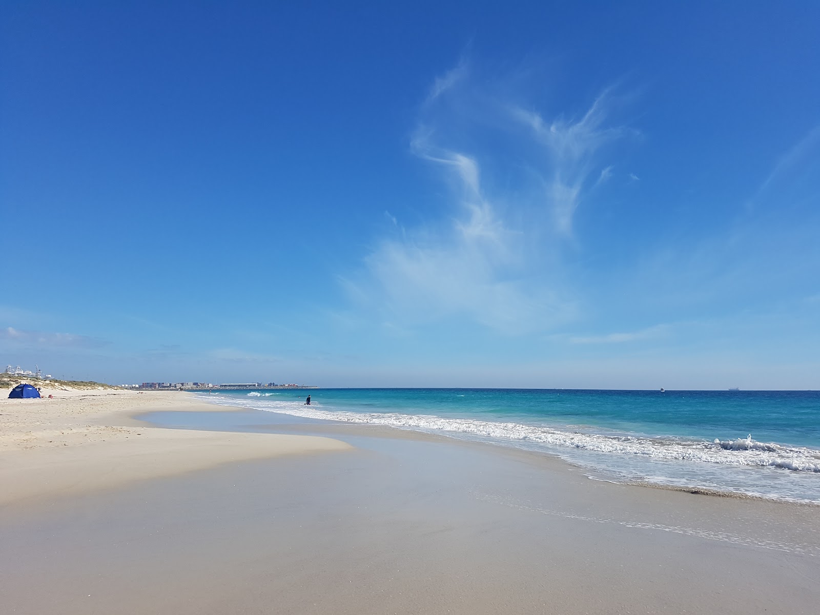 Leighton Beach的照片 带有明亮的沙子表面