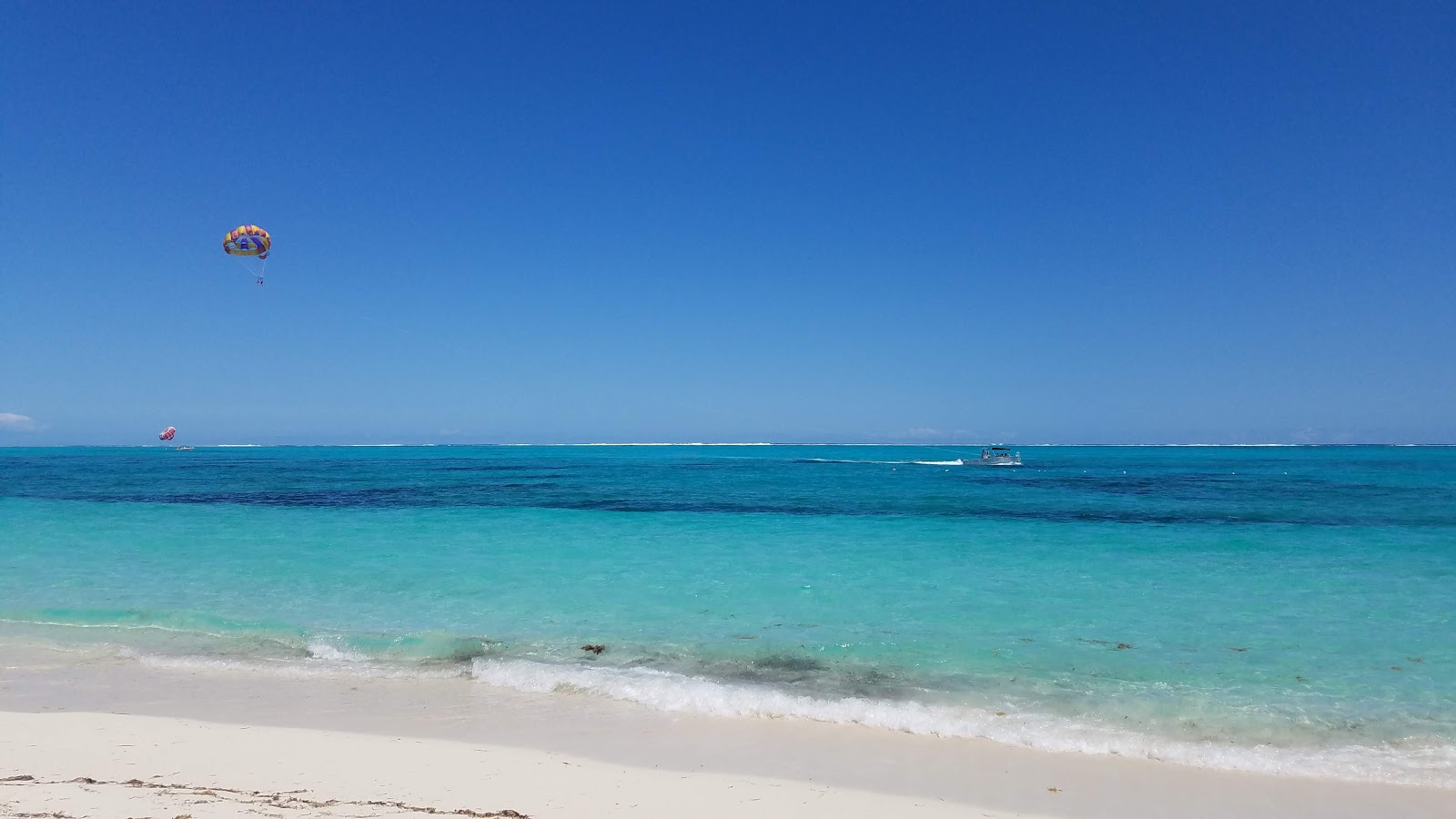 Photo de Plage de Grace Bay III - recommandé pour les voyageurs en famille avec des enfants