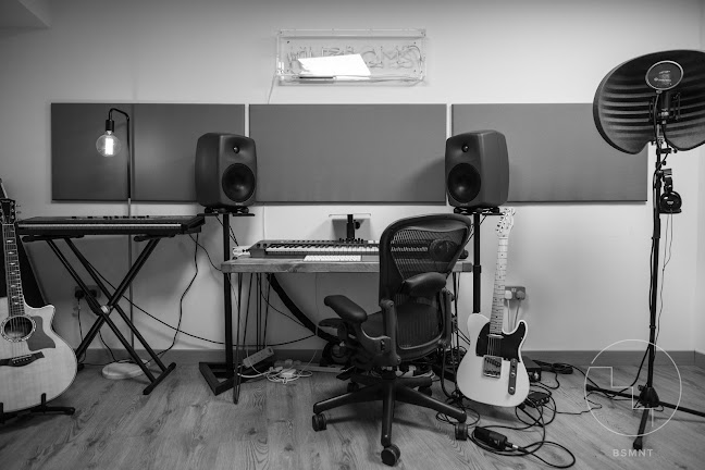 Reviews of Finsbury Park BSMNT Recording Studios in London - Music store