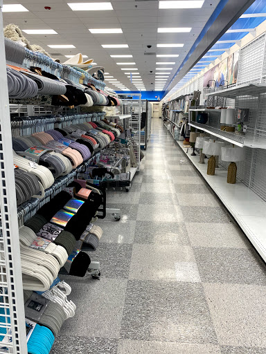 Clothing Store «Ross Dress for Less», reviews and photos, 701 N Milwaukee Ave, Vernon Hills, IL 60061, USA