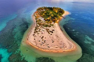 Pulau Lahe image