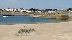 Plage du Le Port De Kerroch'in fotoğrafı dağlarla çevrili