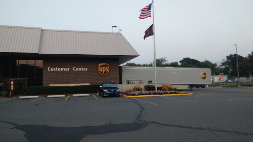 Shipping and Mailing Service «UPS Customer Center», reviews and photos, 90 Locust St, Hartford, CT 06114, USA