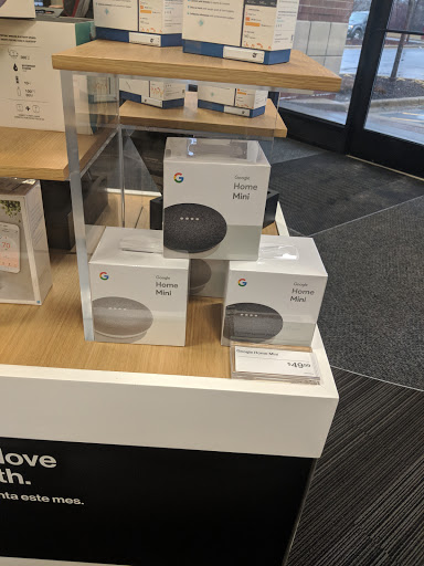 Cell Phone Store «Verizon», reviews and photos, 1125 S Illinois Rte 31 f, Crystal Lake, IL 60014, USA