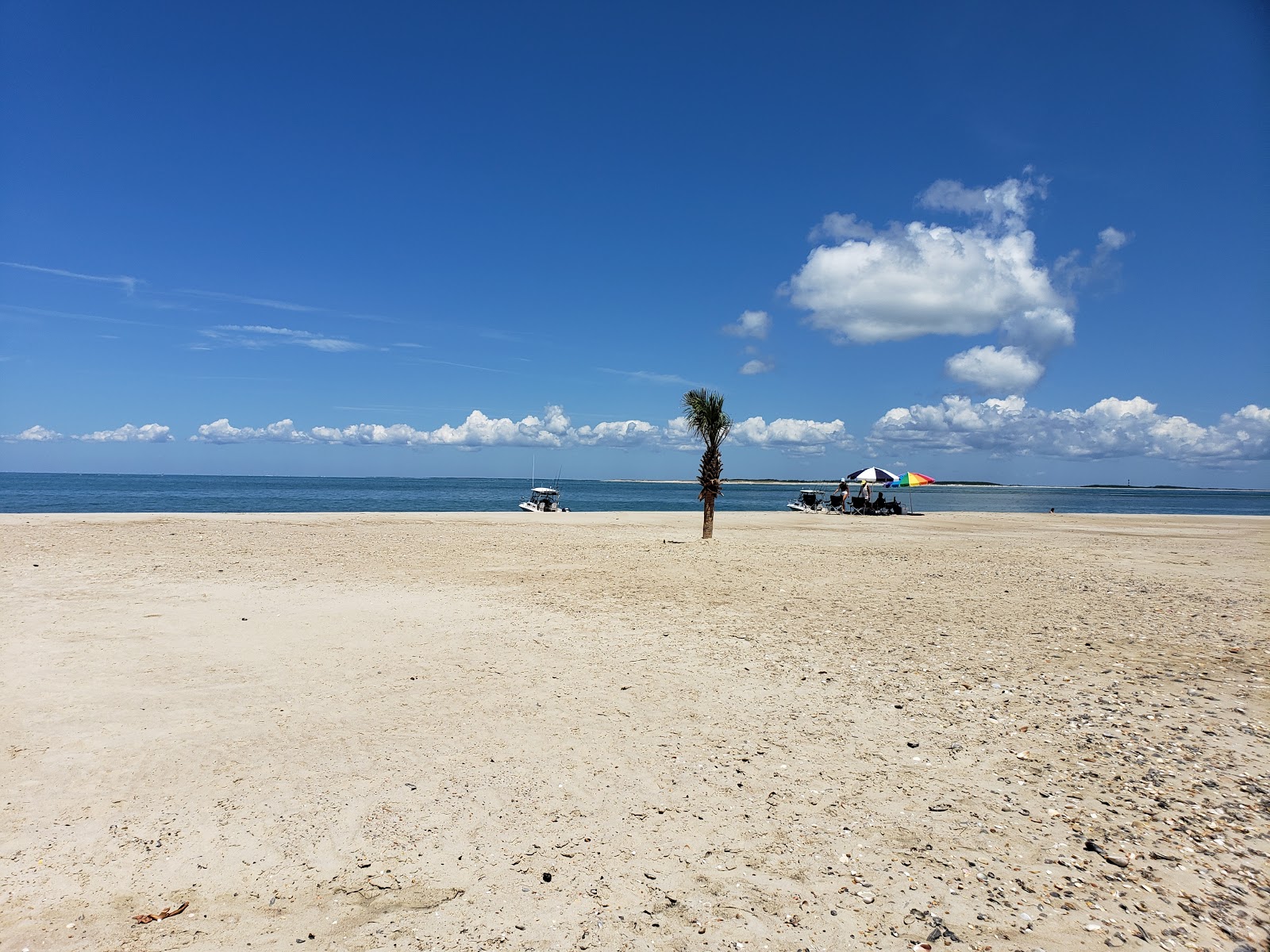Valokuva Cape Lookout beachista. pinnalla turkoosi puhdas vesi:n kanssa