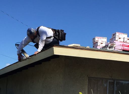 Roofing contractor Corona
