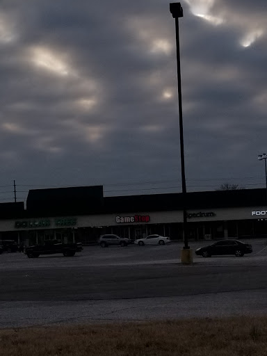 Shopping Mall «Southland Terrace Shopping Center», reviews and photos, 3971 7th Street Rd, Louisville, KY 40216, USA