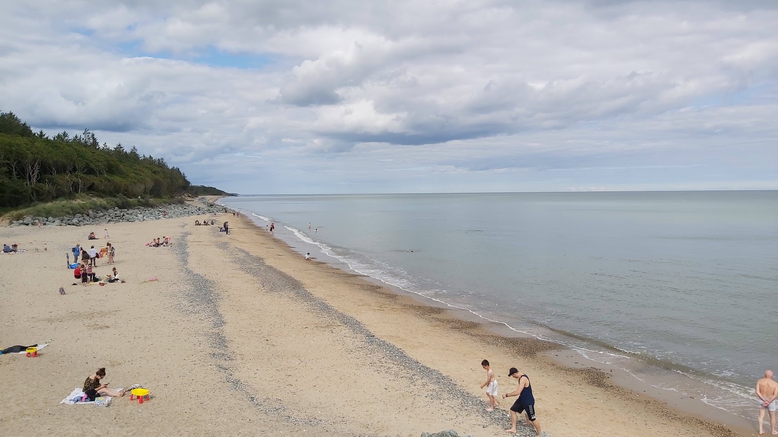 Foto de Kiltennell Bay Beach com areia clara e seixos superfície