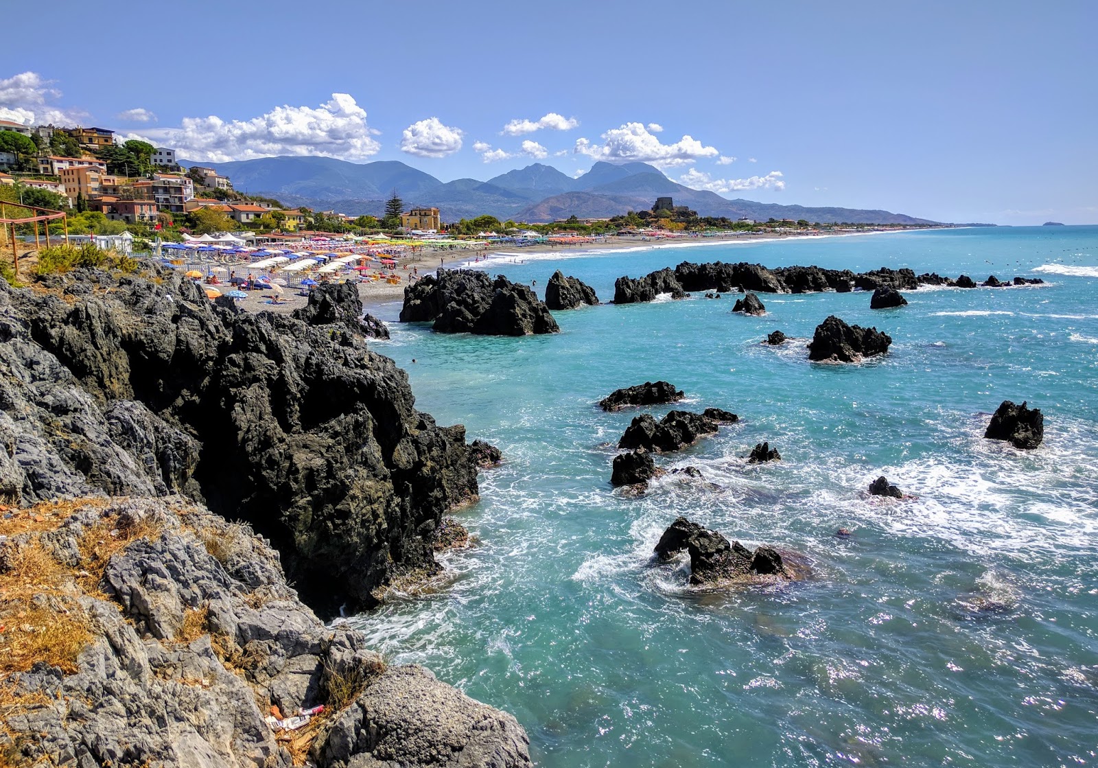 Foto de Playa de Scalea con agua azul superficie