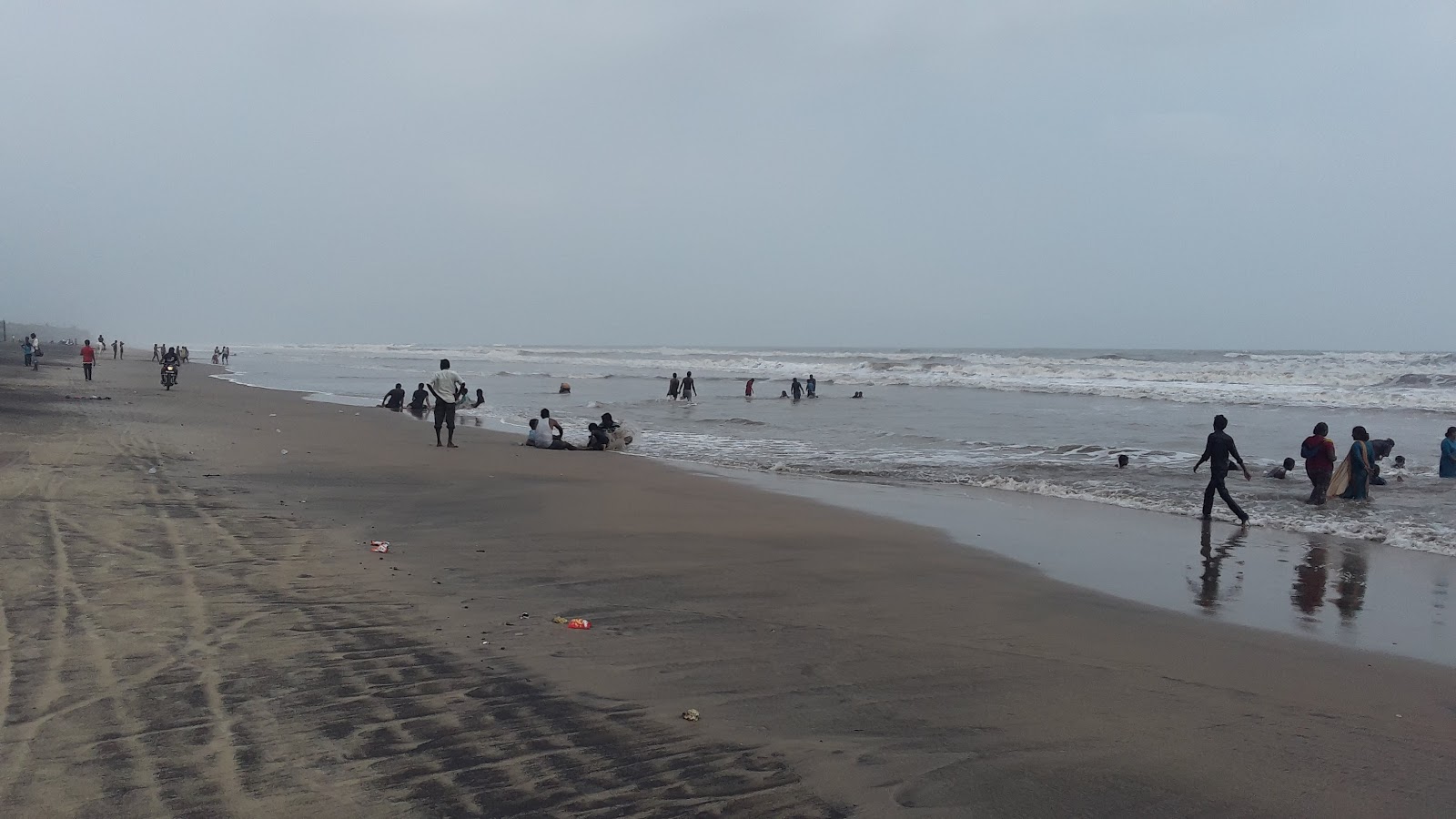 Φωτογραφία του Gollapalem Beach, Krishna District με μακρά ευθεία ακτή