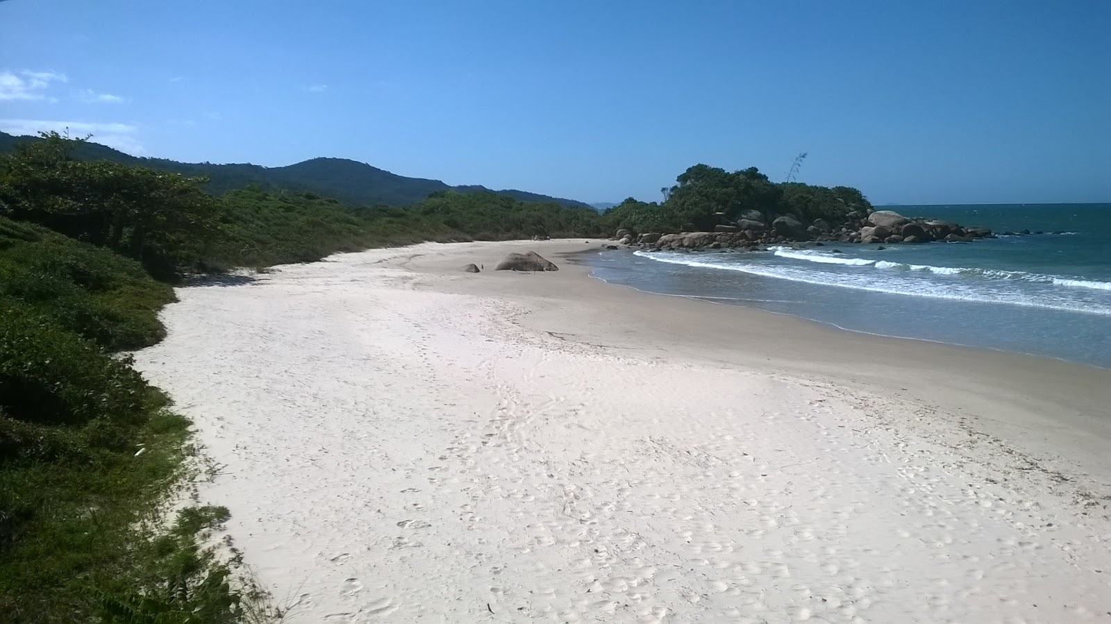Foto av Praia das Cordas omgiven av klippor