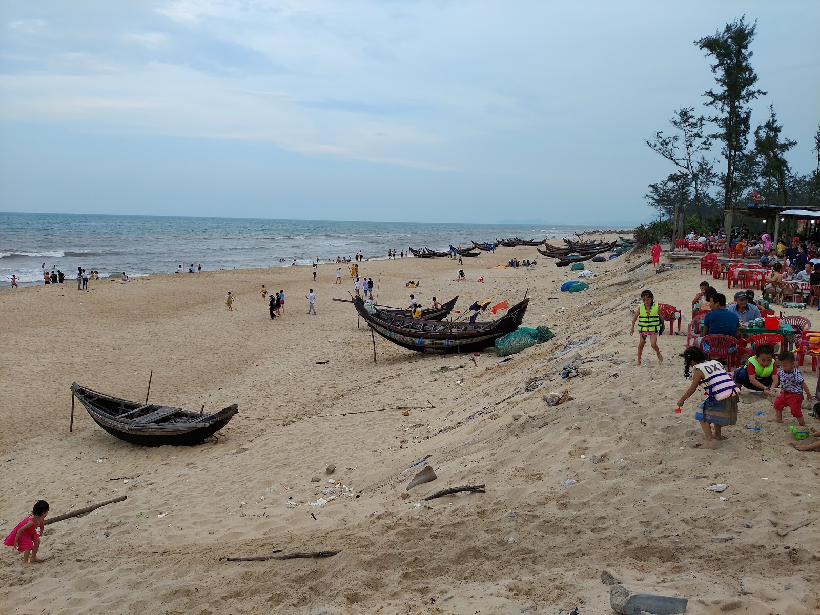 Valokuva Vinh Thanh Beachista. pinnalla kirkas hiekka:n kanssa