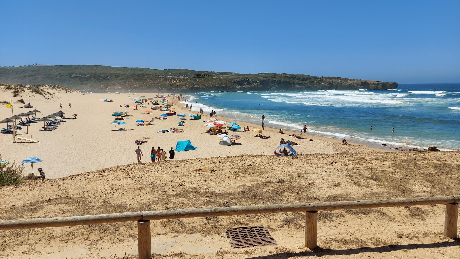 Valokuva Praia da Amoreiraista. - suosittu paikka rentoutumisen tuntijoille