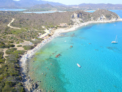 Capo Carbonara Beach'in fotoğrafı geniş bir kıyı şeridi ile birlikte