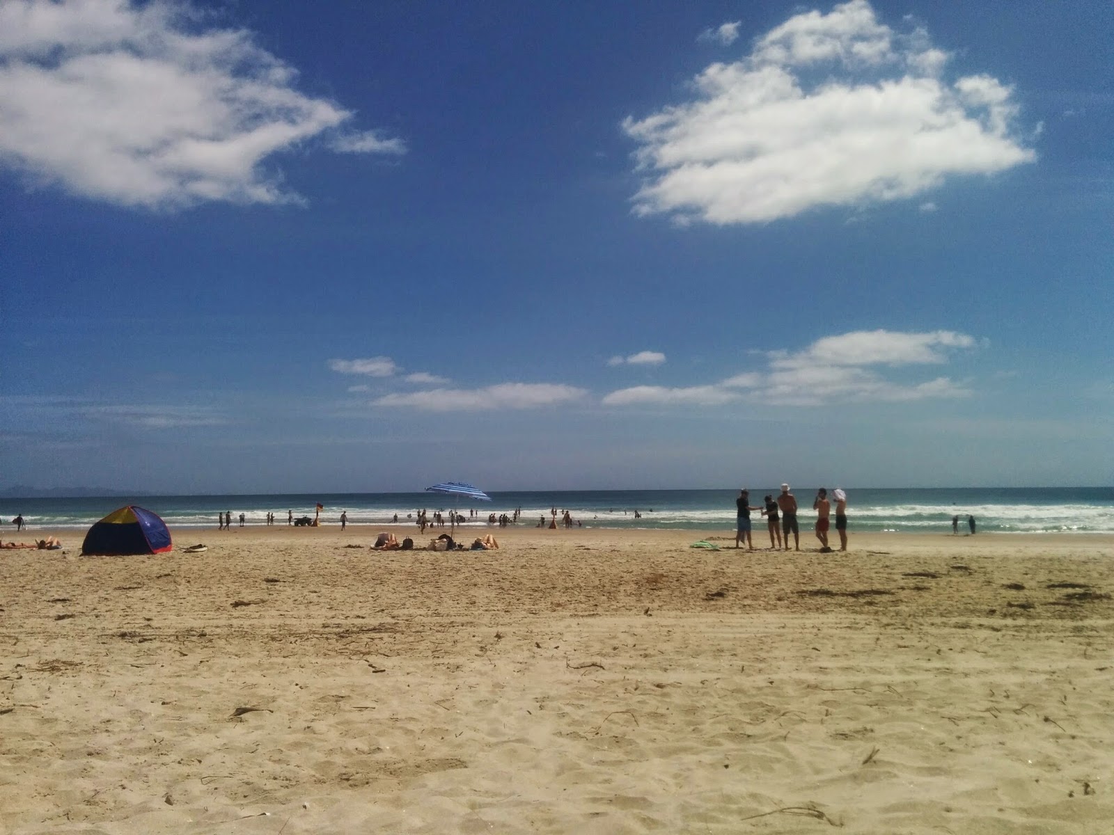 Pakiri Beach的照片 带有碧绿色水表面