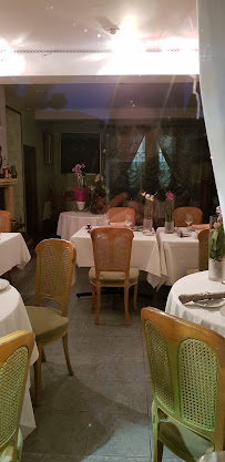 Atmosphère du Restaurant français Auberge Les Tilleuls à Vincelottes - n°14