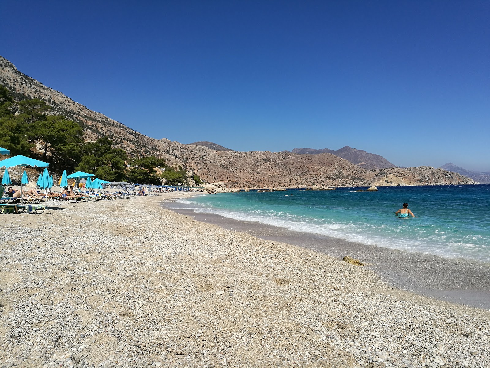 Foto van Damatria beach ondersteund door kliffen