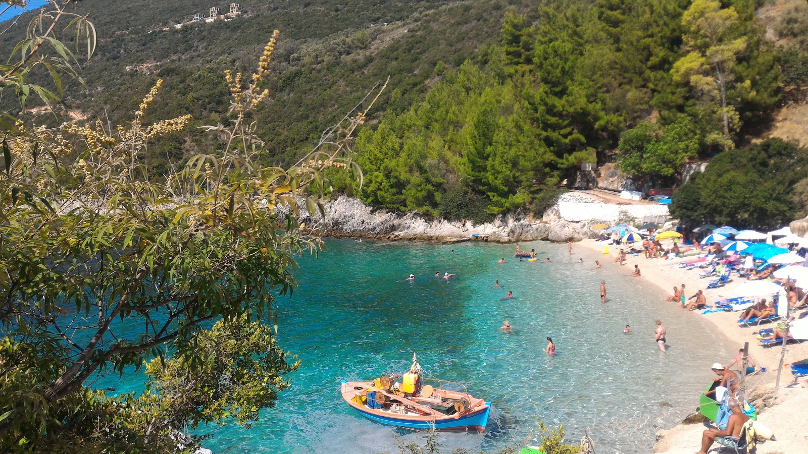 Foto av Afteli Beach med små beige småsten yta