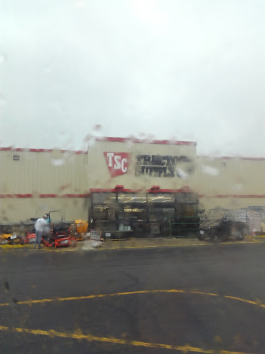 Home Improvement Store «Tractor Supply Co.», reviews and photos, 2028 N Locust Ave, Lawrenceburg, TN 38464, USA