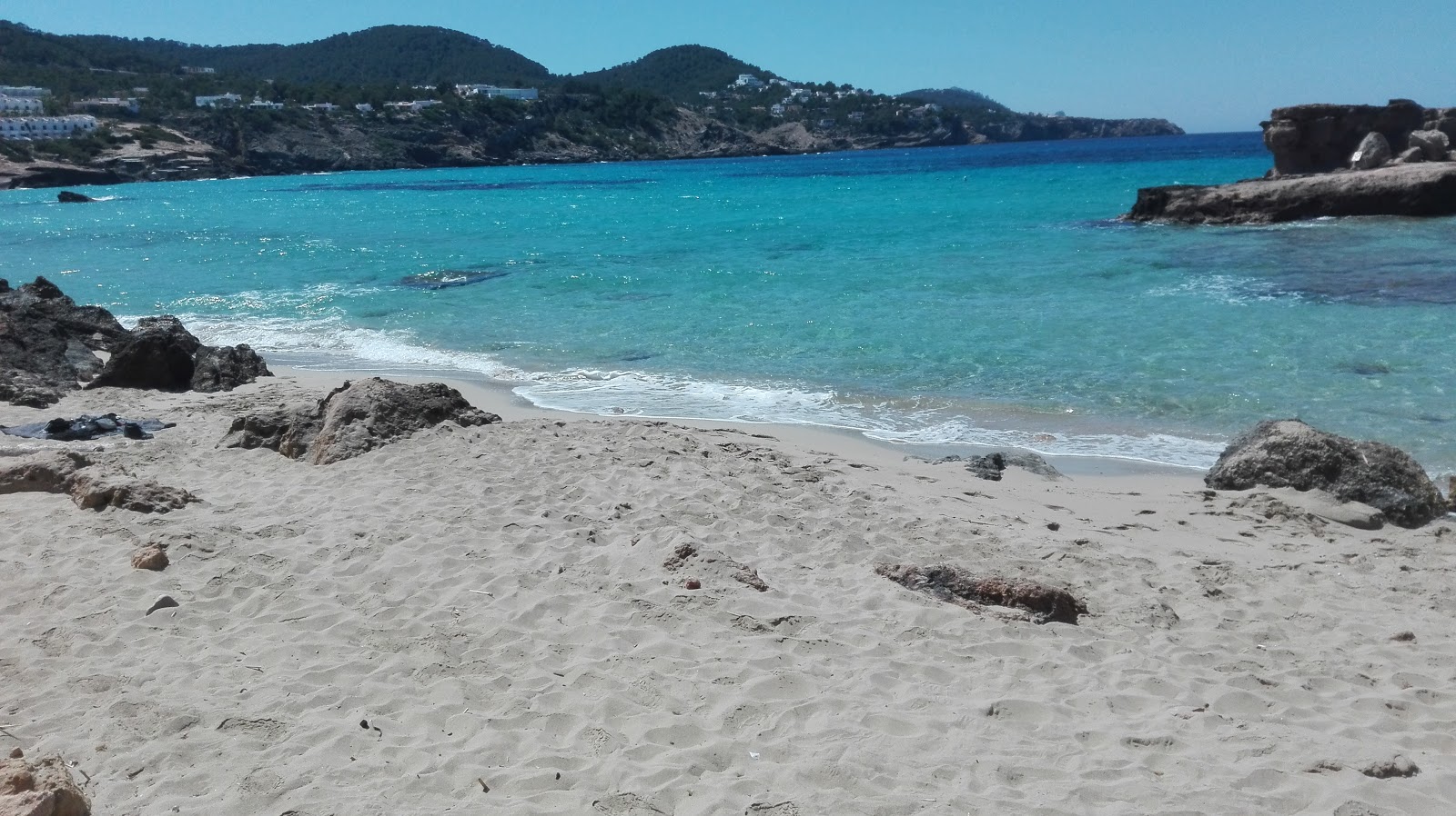 Foto de Cala Tarida pequena localizado em área natural